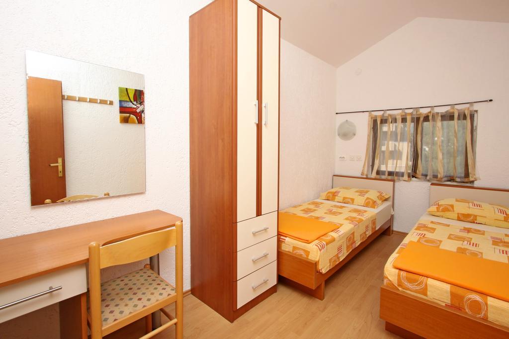 Apartments And Rooms Vesna Novalja Bilik gambar